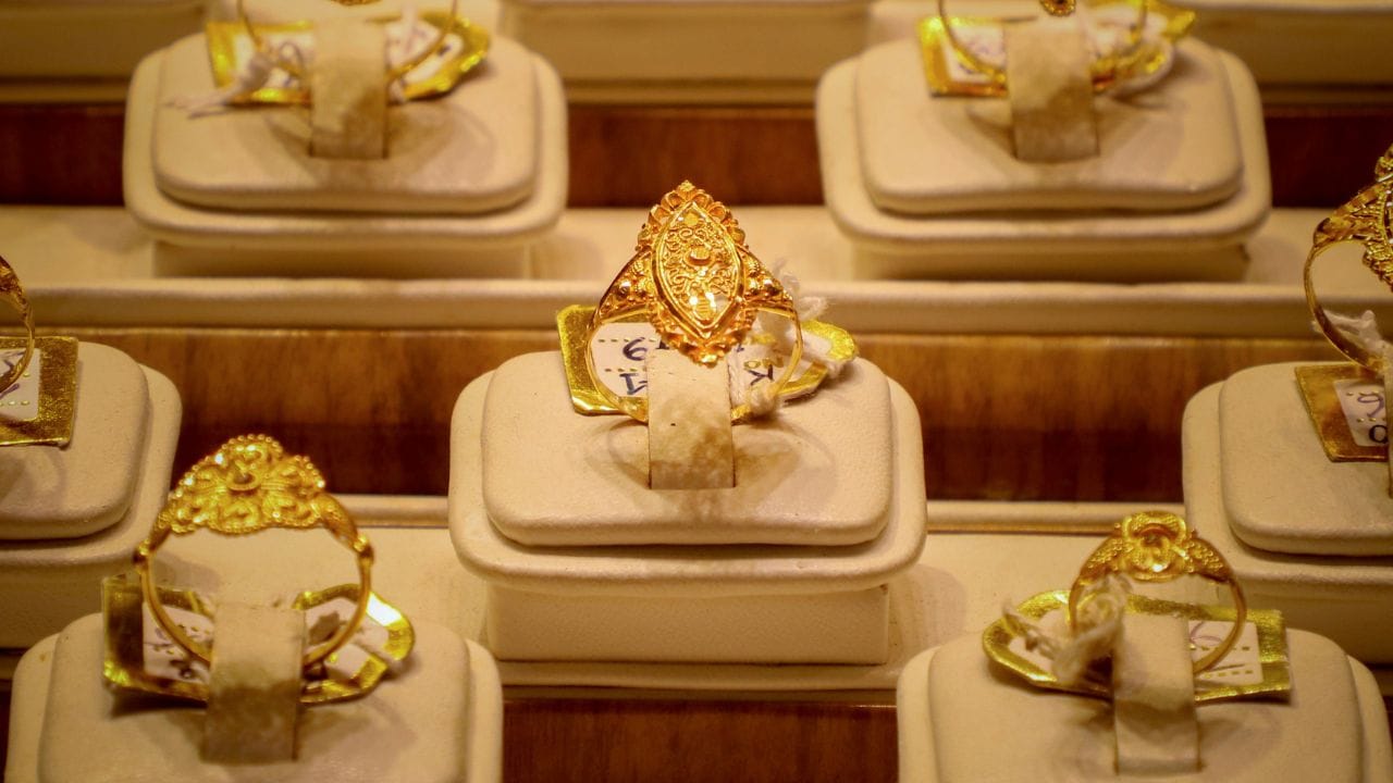 আটাইতকৈ বেছি ব্যৱহৃত ২২ কেৰেট সোণৰ মূল্য প্ৰতি গ্ৰামত আজি ১৫৫ টকাকৈ বৃদ্ধি পাইছে। ফলত গ্ৰাহকসকলে আজি প্ৰতি গ্ৰাম ২২ কেৰেট সোণ ক্ৰয় কৰিবলৈ ১৩,০৩০ টকা পৰিশোধ কৰিব লাগিব।