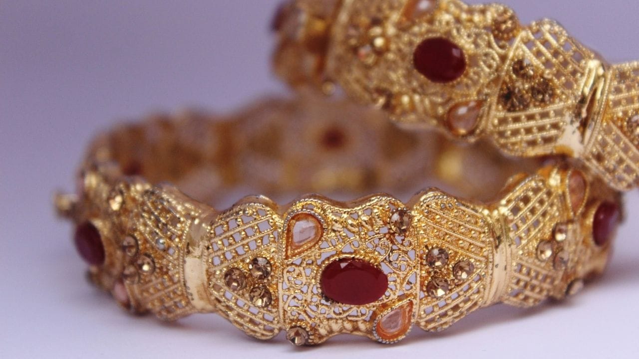 কেৱল বিশুদ্ধ সোণেই নহয়, গহনা তৈয়াৰ কৰিবলৈ আটাইতকৈ বেছি ব্যৱহৃত হোৱা ২২ কেৰেট সোণৰ দৰেও আজি গ্ৰাহকক যথেষ্ট চিন্তিত কৰি তুলিছে। প্ৰতি গ্ৰামত ১৩৫ টকাকৈ মূল্য বৃদ্ধি পোৱাৰ ফলত বৰ্তমান বজাৰত ১ গ্ৰাম ২২ কেৰেট সোণৰ মূল্য ১৪,৫৪০ টকা হৈছে।