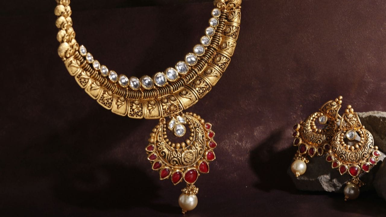 সমান্তৰালভাৱে ১৮ কেৰেট সোণৰ মূল্যও প্ৰতি গ্ৰামত ১২৭ টকাকৈ বৃদ্ধি পাইছে বুলি প্ৰকাশ কৰিছে গুড ৰিটাৰ্ণছে। এইদৰে আজি বজাৰত মূল্য ১৮ কেৰেট সোণৰ মূল্য প্ৰতি গ্ৰামত ১০,৬৬১ টকা হৈছে।