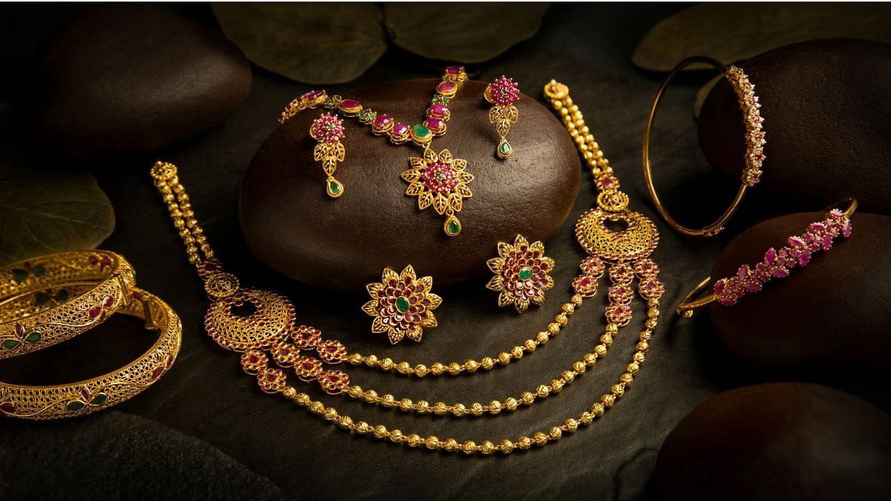 বিনিয়োগকাৰীৰ বাবে আটাইতকৈ শুদ্ধ মানৰ ২৪ কেৰেট সোণৰ মূল্য আজি প্ৰতি গ্ৰামত ১৪,৩৭৮ টকাত স্থিৰ আছে। অৰ্থাৎ ১০ গ্ৰাম বা এক তোলা ২৪ কেৰেট সোণ ক্ৰয় কৰিবলৈ গ্ৰাহকে আজি ১,৪৩,৭৮০ টকা খৰচ কৰিব লাগিব।