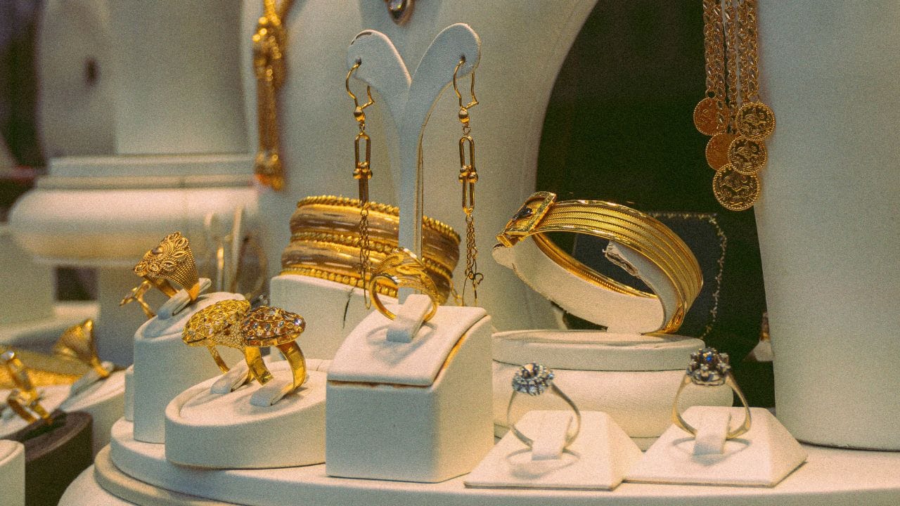 সোণ-ৰূপৰ অলংকাৰ ক্ৰয় বা বিনিয়োগ কৰিব বিচৰা গ্ৰাহকসকলৰ বাবে এক উদ্বেগজনক খবৰ। 'গুড ৰিটাৰ্ণছ'ৰ শেহতীয়া তথ্য অনুসৰি, সোণৰ বজাৰত আজি তীব্ৰ উৰ্ধমুখী গতি দেখা গৈছে। হোৰাহোৰে বাঢ়িছে সোণৰ দৰ।