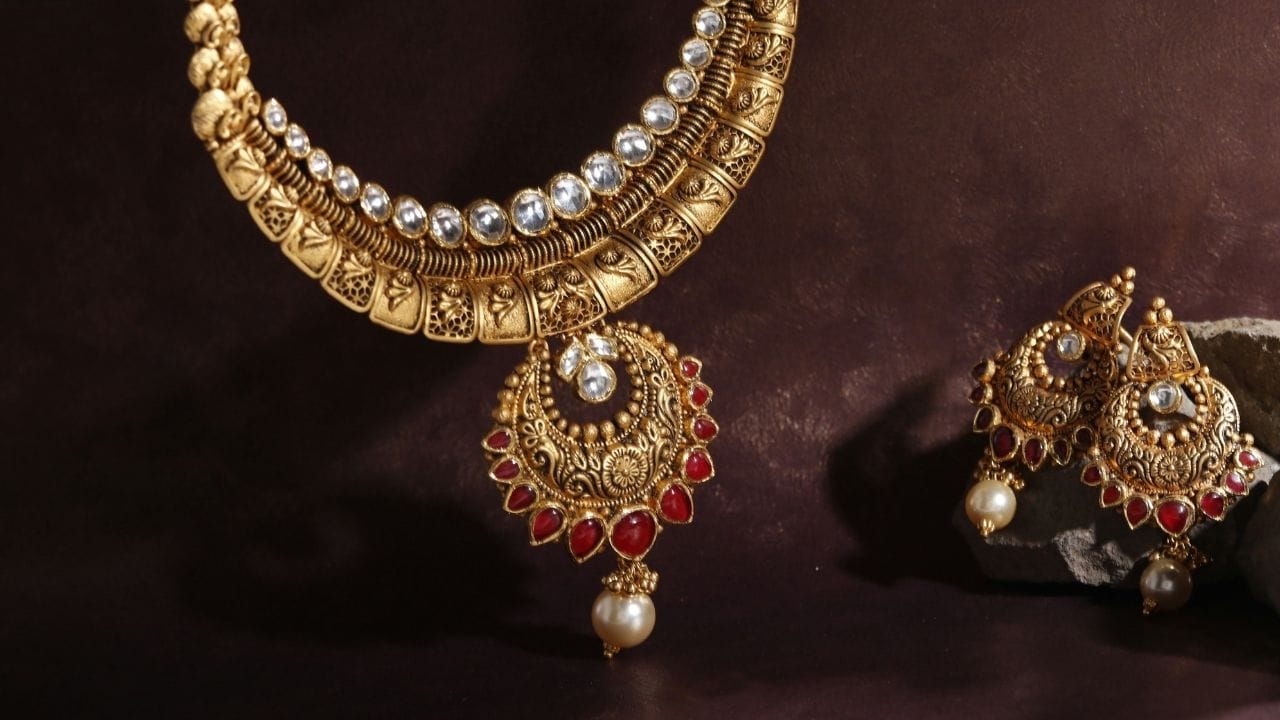 সোণ আৰু ৰূপৰ অলংকাৰ ক্ৰয় কৰাৰ পৰিকল্পনা কৰা গ্ৰাহকসকলৰ বাবে আজিৰ বজাৰৰ পৰা এক অতি উদ্বেগজনক খবৰ আহি পৰিছে। 'গুড ৰিটাৰ্ণছ'ৰ শেহতীয়া তথ্য অনুসৰি, দেশৰ বজাৰত আজি সোণৰ মূল্যই উৰ্ধমুখী গতি লৈছে।