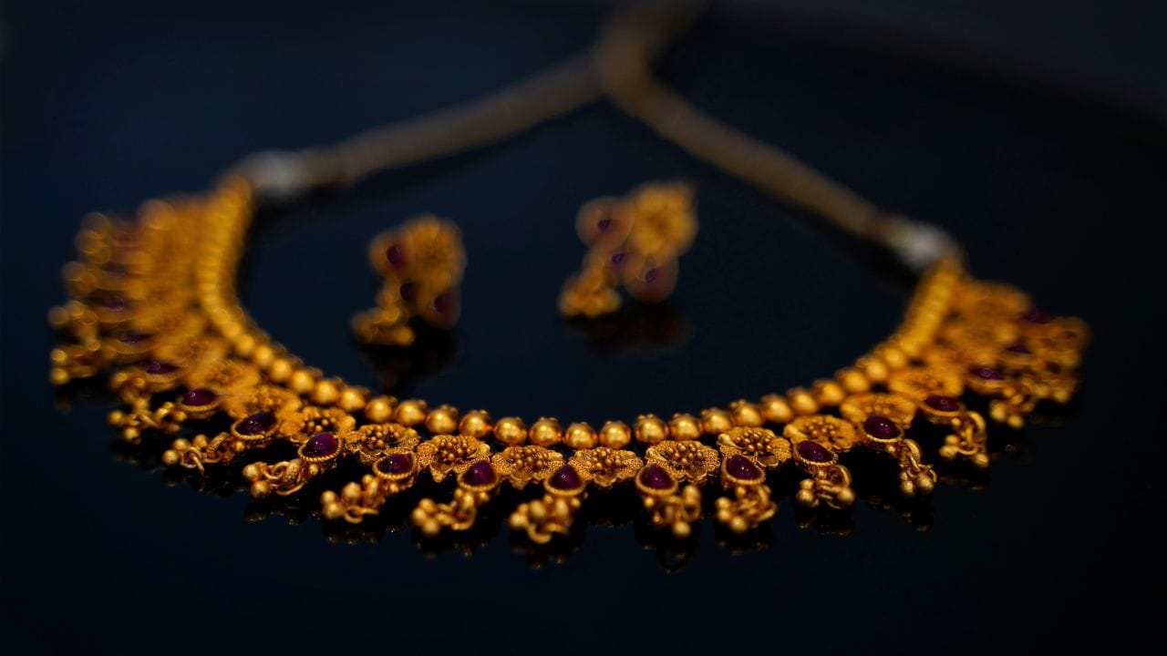 আনহাতে, ১৮ কেৰেট সোণৰ মূল্য আজি প্ৰতি গ্ৰামত ১০,৭৮৪ টকাত স্থিৰ আছে। যাৰ ফলত ১০ গ্ৰাম ১৮ কেৰেট সোণৰ দৰ আজি হ’ব ১,০৭,৮৪০ টকা। দেশৰ বজাৰৰ লগতে গুৱাহাটীৰ বজাৰতো এই মূল্য দেখা যাব।