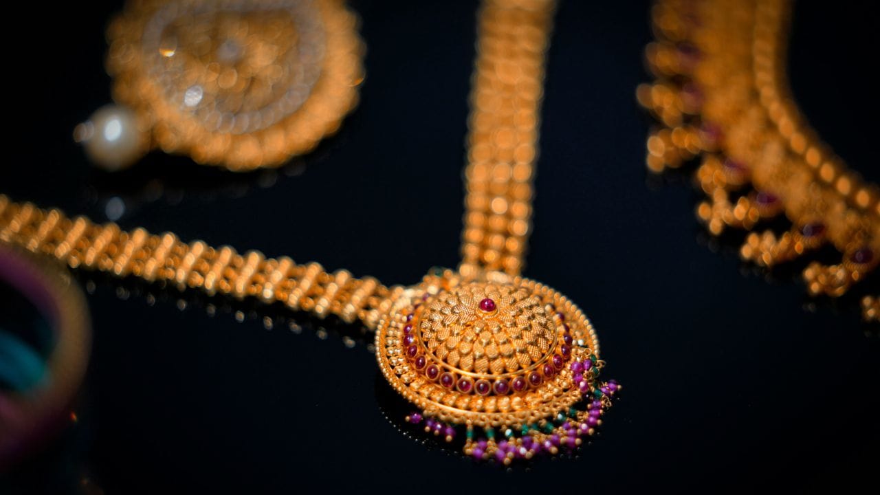 ১৮ কেৰেট সোণৰ মূল্যতো আজি বিশেষ প্ৰভাৱ পৰিছে। প্ৰতি গ্ৰামত ১৪৩ টকাকৈ বৃদ্ধি পোৱাৰ ফলত বজাৰত ইয়াৰ মূল্য বৰ্তমান ১০,৯২৭ টকা হৈছে। সমগ্ৰ দেশৰ লগতে গুৱাহাটীৰ বজাৰতো দৰ বৃদ্ধিৰ এই প্ৰভাৱ পৰিছে।