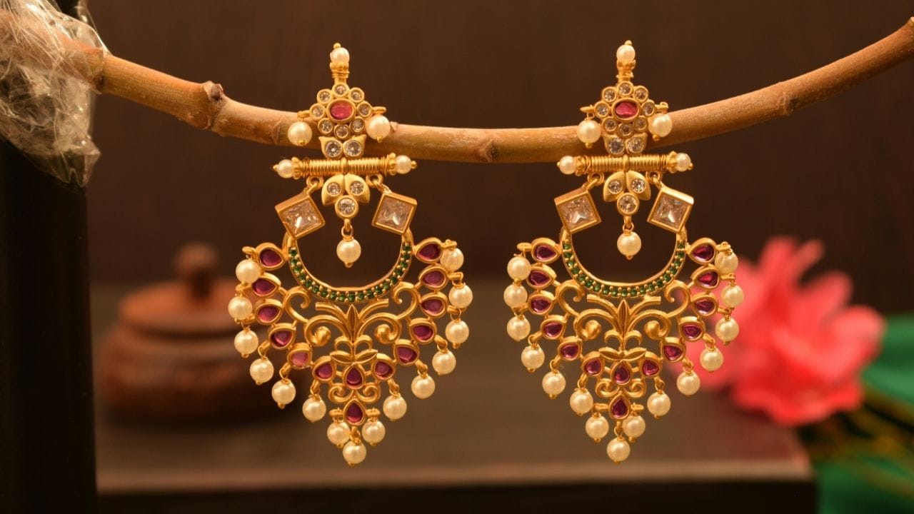 ইয়াৰ সমান্তৰালভাৱে ১৮ কেৰেট সোণৰ মূল্যতো আজি বিশেষ প্ৰভাৱ পৰিছে আৰু প্ৰতি গ্ৰামত ১১১ টকাকৈ বৃদ্ধি পোৱাৰ পিছত ইয়াৰ বৰ্তমানৰ দৰ ১১,৮৯৭ টকা হৈছেগৈ। সমগ্ৰ দেশৰ দৰে গুৱাহাটীৰ বজাৰতো এই মূল্যবৃদ্ধিৰ ব্যাপক প্ৰভাৱ পৰা দেখা গৈছে।