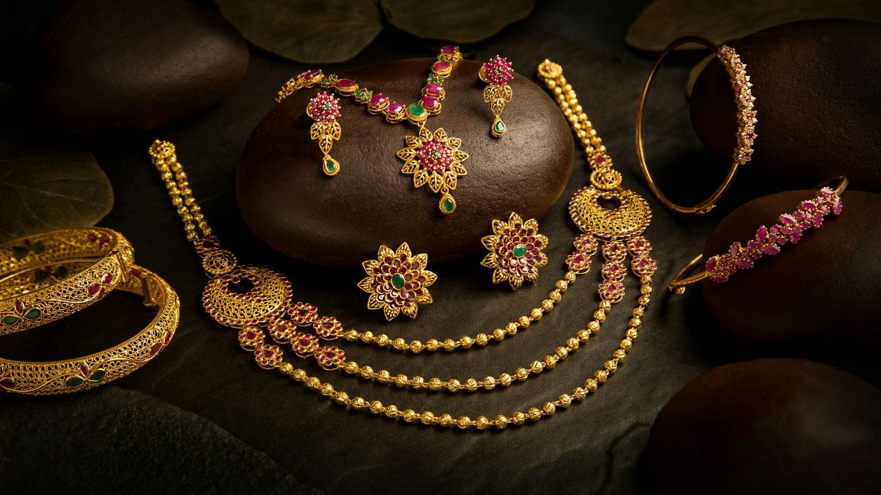 আজি ২৪ কেৰেট সোণৰ প্ৰতি গ্ৰামৰ মূল্য ১৬৯ টকাকৈ বৃদ্ধি পাইছে বুলি গুড ৰিটাৰ্ণছে প্ৰকাশ কৰিছে। এনে দৰ বৃদ্ধিৰ ফলত আজি বজাৰত এক গ্ৰাম ২৪ কেৰেট সোণৰ মূল্য হৈছেগৈ ১৪,২১৫ টকা।