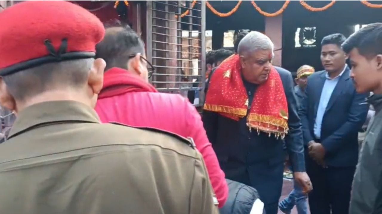 পিছে আজি হঠাতে মা কামাখ্যা মন্দিৰত উপস্থিত হয় ধনখড়। উপ-ৰাষ্ট্ৰপতি পদৰ পৰা অব্যাহতি লোৱাৰ পিছত প্ৰথমবাৰৰ বাবে তেওঁ অসম ভ্ৰমণলৈ আহিছে। মা কামাখ্যাৰ দৰ্শনে নতুন উদ্যমৰ সঞ্চাৰ কৰে বুলি মন্তব্য কৰে প্ৰাক্তন উপ-ৰাষ্ট্ৰপতিগৰাকীয়ে।