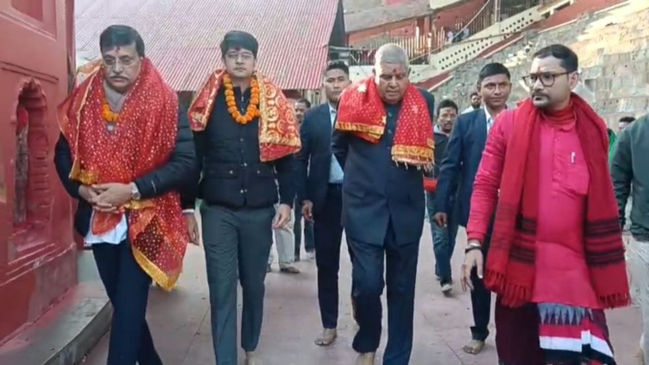 আজি হঠাতে শক্তিপীঠ মা কামাখ্যা মন্দিৰত উপস্থিত হয় দেশৰ সদ্যপ্ৰাক্তন উপ-ৰাষ্ট্ৰপতি জগদীপ ধনখড়। সপৰিয়ালে কামাখ্যাত উপস্থিত হৈ তেওঁ আধ্যাত্মিক পৰিৱেশৰ মাজত মাৰ শ্ৰীচৰণত বিশেষ পূজা-অৰ্চনা আগবঢ়ায়।