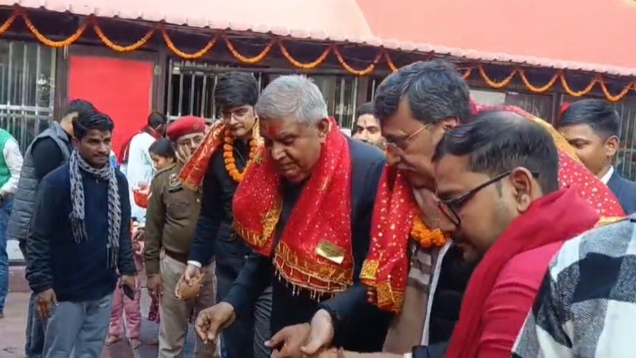 আৰক্ষীৰ কটকটীয়া নিৰাপত্তা বেষ্টনীৰ মাজেৰে মন্দিৰত উপস্থিত হয় প্ৰাক্তন উপ-ৰাষ্ট্ৰপতিগৰাকী। মন্দিৰত সেৱা আগবঢ়োৱাৰ পিছতে তেওঁ সংবাদ মাধ্যমক সম্বোধন কৰে আৰু পুনৰবাৰ মা কামাখ্যাৰ আশিস গ্ৰহণ কৰি নিজকে ধন্য মানিছে বুলি প্ৰকাশ কৰে।