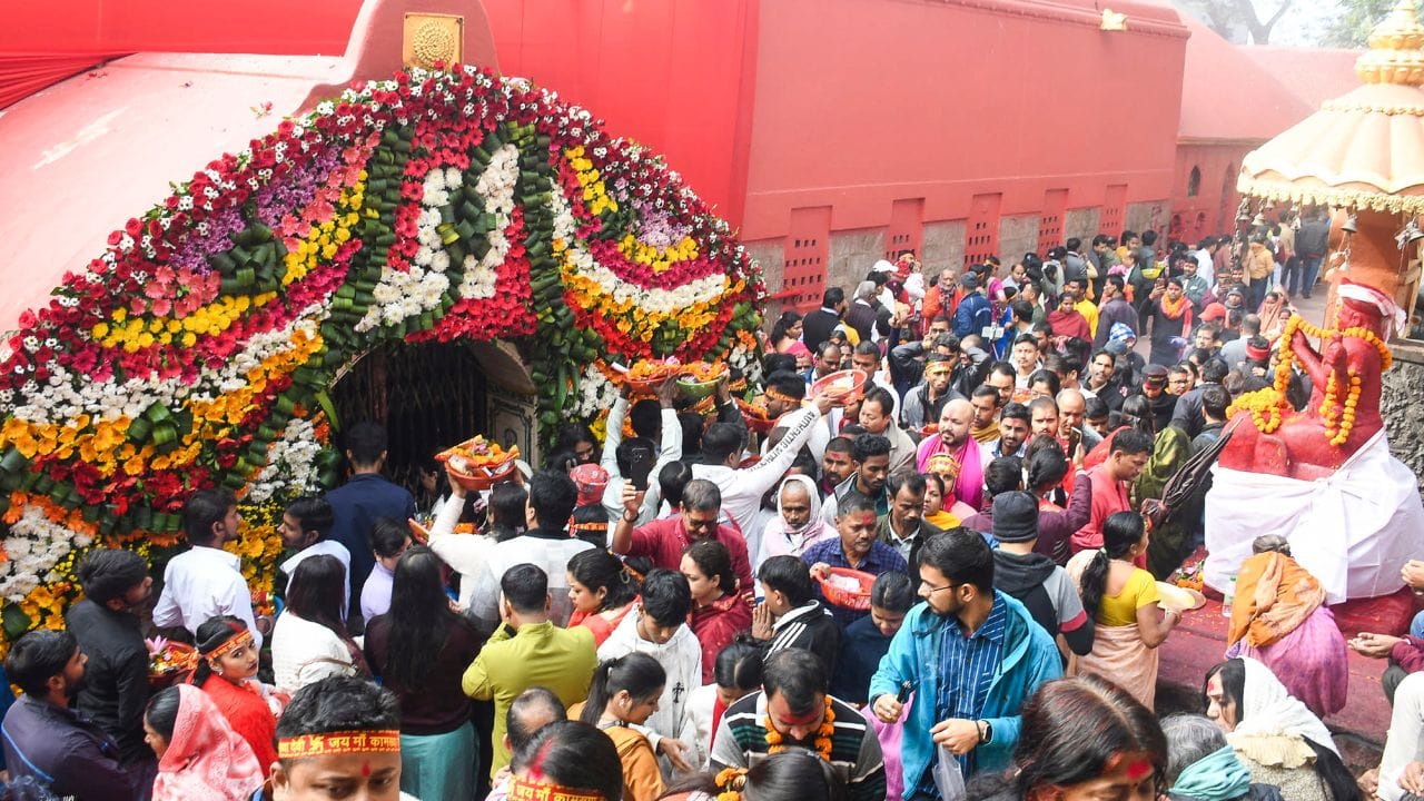 কামেশ্বৰ- কামেশ্বৰীৰ এই বিয়াক লৈ পাণ্ডা পুৰোহিতসকল ব্যস্ত হৈ পৰিছে। এই বিবাহ উপলক্ষে ৰীতি–নীতিৰে কামেশ্বৰ মন্দিৰৰ পৰা বৰযাত্ৰীসহ মূল মন্দিৰলৈ শ শ লোক আহে।