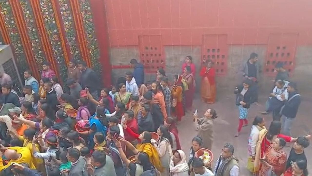 কামাখ্যা দেৱালয়ত অতীজৰে পৰা চলি আহিছে। দেৱ-দেৱী কামেশ্বৰ-কামেশ্বৰীৰ বিয়া। পৰম্পৰা অনুসৰি বিয়াক লৈ চলিছে হোম যজ্ঞ।