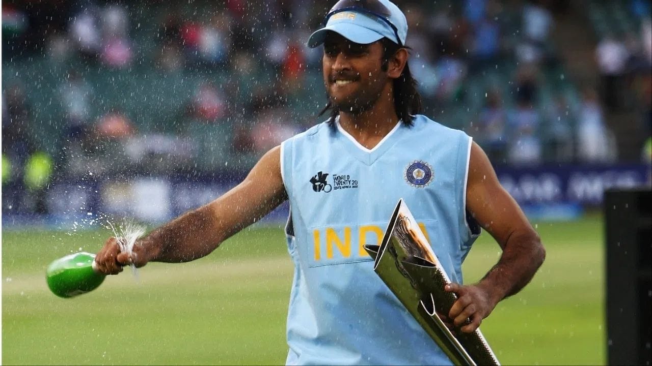 ২০০৭ চনত দক্ষিণ আফ্ৰিকাত অনুষ্ঠিত হৈছিল টি-২০ বিশ্বকাপৰ প্ৰথম সংস্কৰণ। এই উদ্বোধনী সংস্কৰণত খিতাপ জয় কৰি ইতিহাস ৰচিছিল ভাৰতীয় ক্ৰিকেট দলে। এনে সাফল্যৰে এই আইচিচি খিতাপ দখল কৰা প্ৰথমজন অধিনায়ক হিচাপে পৰিগণিত হৈছিল ভাৰতীয় দলৰ অধিনায়ক মহেন্দ্ৰ সিং ধোনী।