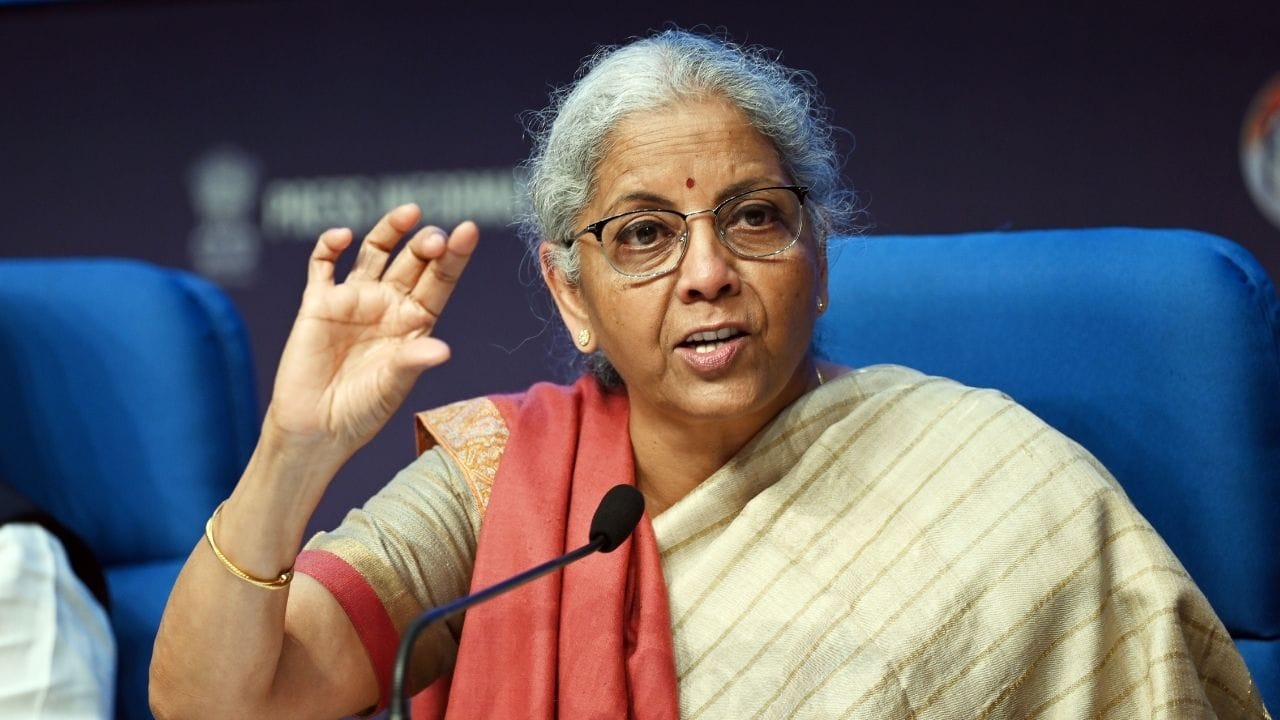 গোলকীয় অস্থিৰতাৰ মাজতো ভাৰতৰ এই বিকাশৰ হাৰক ইতিবাচক বুলি গণ্য কৰা হৈছে। এইবাৰৰ অৰ্থনৈতিক সমীক্ষাত আটাইতকৈ চৰ্চিত বিষয়টো হ’ল গ্ৰাম্য ভাৰতৰ উত্থান। চৰকাৰৰ মতে, দেশৰ গাঁওসমূহ এতিয়া কেৱল আঁচনিৰ হিতাধিকাৰী হৈ থকা নাই, বৰঞ্চ দেশৰ অৰ্থনীতিৰ এক শক্তিশালী অংশীদাৰ হৈ পৰিছে।