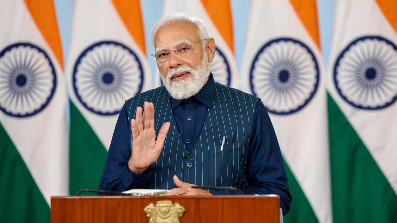 গুৱাহাটী-হাওৰা বন্দে ভাৰত শ্লীপাৰৰ পৰা কাজিৰঙা এলিভেটেড কৰিডৰলৈ কেবাটাও উন্নয়নৰ প্ৰকল্প লৈ আহি আছে মোদী গুৱাহাটী-হাওৰা বন্দে ভাৰত শ্লীপাৰৰ পৰা কাজিৰঙা এলিভেটেড কৰিডৰলৈ কেবাটাও উন্নয়নৰ প্ৰকল্প লৈ আহি আছে মোদী