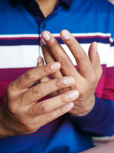 শীতকালত ভুগিছে নেকি হাত-ভৰিৰ আঙুলিৰ বিষত? সাৱধান, আঁৰত এনে চিন্তনীয় সমস্যা!