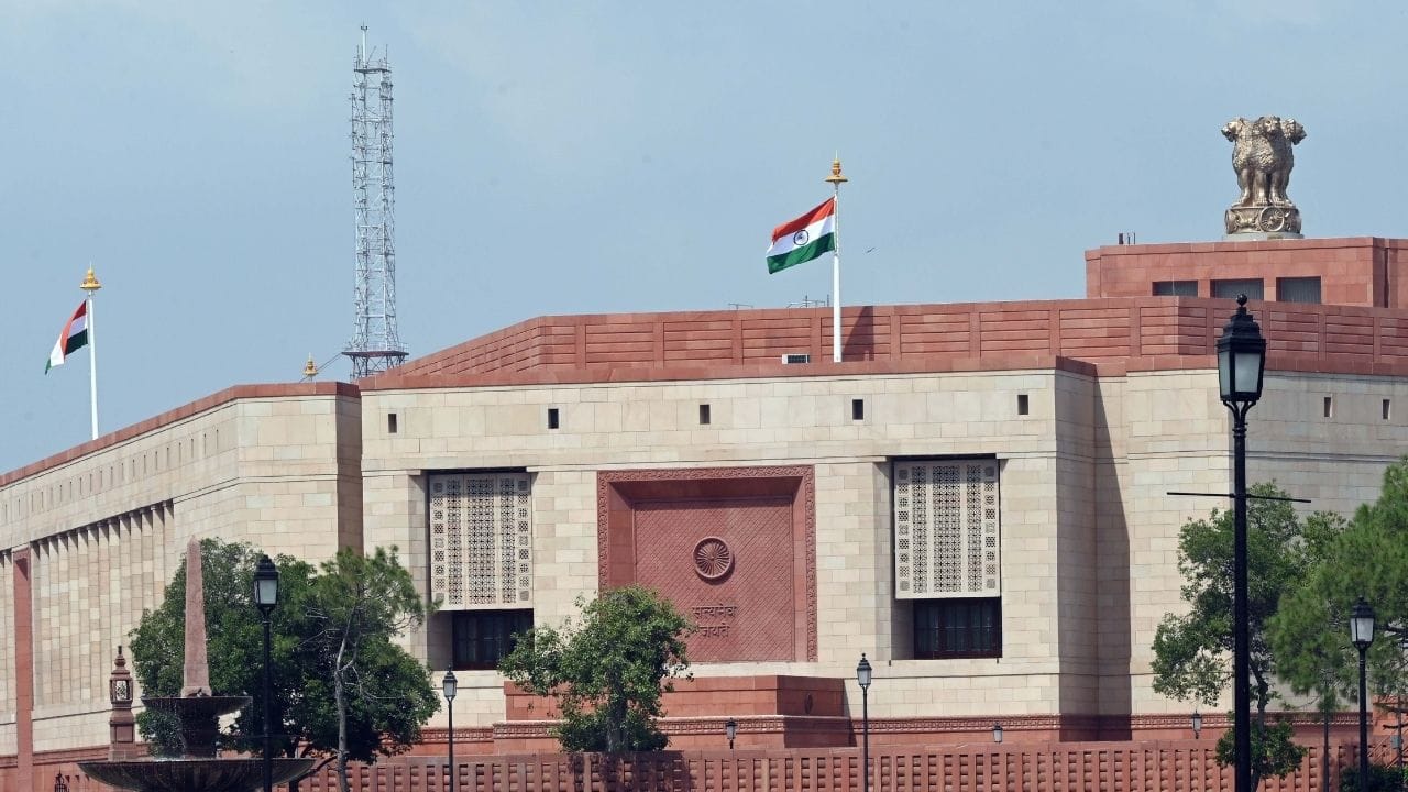 ২০২৬ চনৰ কেন্দ্ৰীয় বাজেট উত্থাপনৰ পূৰ্বে চৰকাৰে সংসদত চলিত বিত্তীয় বৰ্ষৰ সম্পূৰ্ণ খতিয়ান অৰ্থা 'অৰ্থনৈতিক সমীক্ষা' (Economic Survey) দাঙি ধৰিছে। এই গুৰুত্বপূৰ্ণ দস্তাবেজখনত চৰকাৰে ২০২৭ বিত্তীয় বৰ্ষৰ বাবে দেশৰ জিডিপি (GDP) বিকাশৰ হাৰ ৬.৮% ৰ পৰা ৭.২%ৰ ভিতৰত থাকিব বুলি পূৰ্বানুমান কৰিছে।