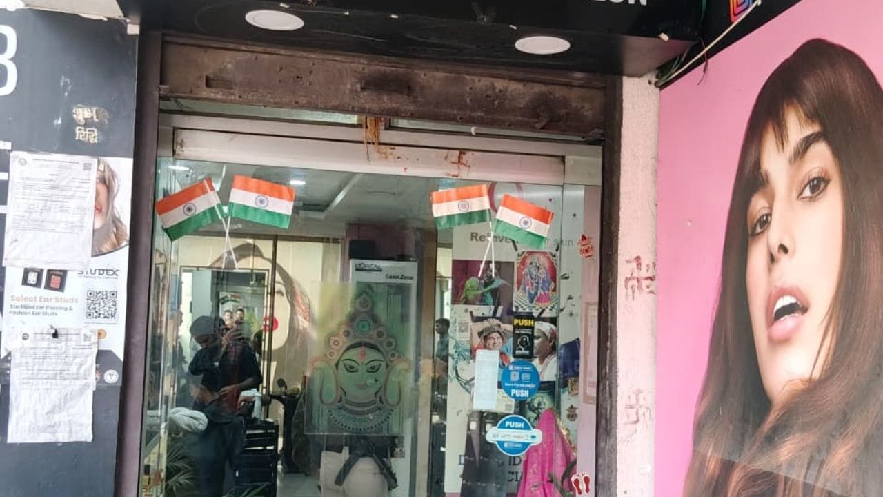 এই অভিযানত আৰক্ষীয়ে জব্দ কৰে বহু আপত্তিজনক সা-সামগ্ৰী। চানমাৰি আৰক্ষীৰ সহযোগত সমগ্ৰ ঘটনা তদাৰক কৰে গুৱাহাটী চেণ্টেলৰ ডিচিপিয়ে।