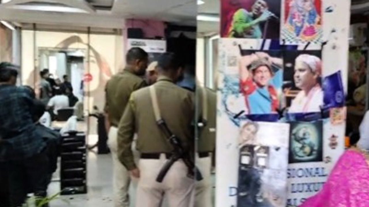 এগৰাকী সেনা জোৱান আৰু এগৰাকী যুৱতী অপকৰ্মত লিপ্ত হৈ থাকোঁতে দৰ্জাত টোকৰ পৰে আৰক্ষীৰ। তাৰ পিছত আটক কৰে স্পাখনৰ মেনেজাৰসহ আন দুগৰাকী যুৱতীক। লগতে আটক কৰে আন এজন যুৱককো।