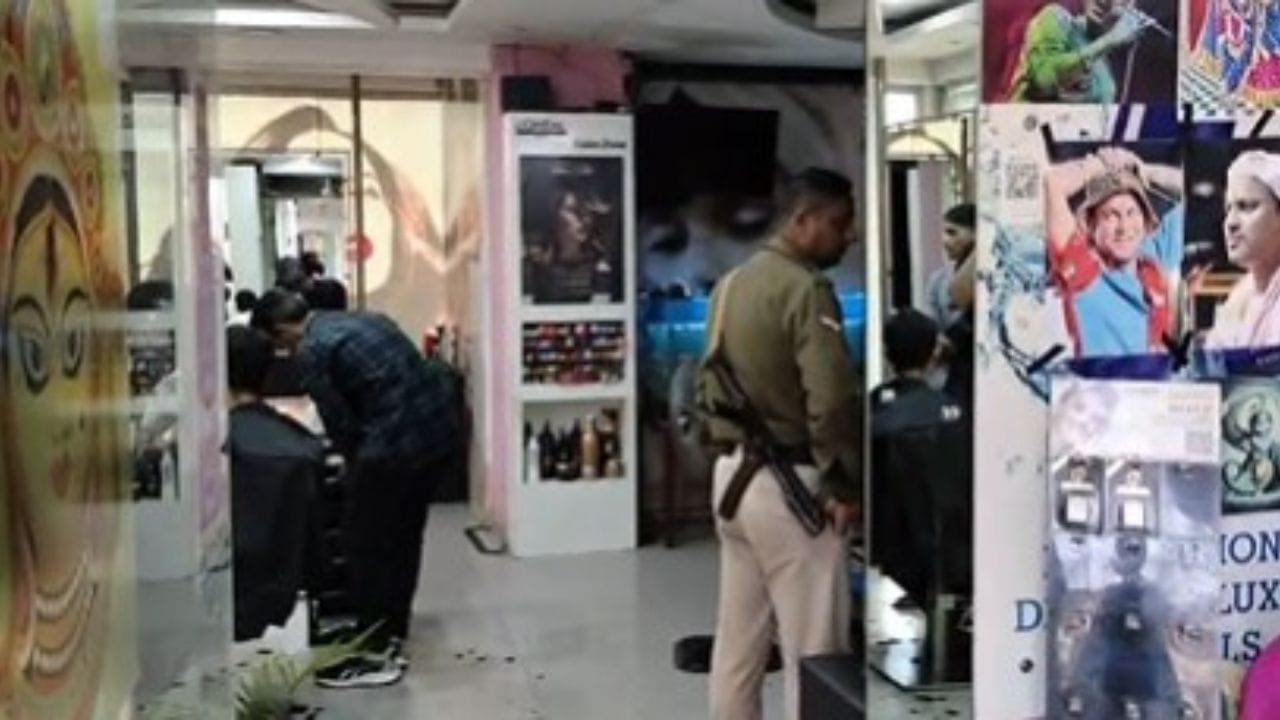 মহানগৰীৰ ৰাজগড়ৰ স্পা চেলুনত আৰক্ষীৰ অভিযান। স্পা কৰাৰ নামত দেহ ব্যৱসায় কৰাৰ অভিযোগ কালাৰ্ছ ইউনিচেক্স স্পা চেলুনৰ বিৰুদ্ধে।  এটা বন্ধ কোঠাত  আৰক্ষীয়ে ধৰা পেলায় যুৱক-যুৱতীক।