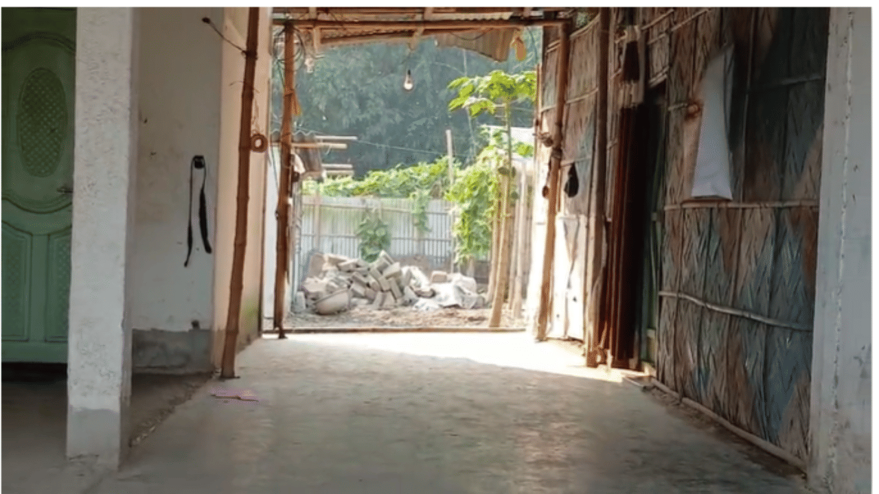 আজি (২৯ জানুৱাৰী) দিনৰ ভাগত সংঘটিত হয় এই ঘটনা। প্ৰাপ্ত খবৰ অনুসৰি,ঘৰৰ পাছফালৰ জাবৰ পুৰিবলৈ পেট্ৰ'ল ঢালি জ্বলাই দিছিল পুত্ৰ মোজাক্কিৰে। তাৰ পাছতে জাবৰৰ পৰা জুই আহি পুত্ৰৰ গাত লাগে। এই দৃশ্য দেখা পাই মাতৃয়ে লগে লগে সেই স্থানত উপস্থিত হয়।