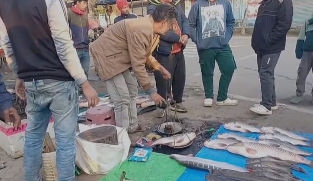 নিশা উদৰ পূৰাই খাবলৈ ৰৌ ভকুৱা, চিতল, আঁৰি আদি ভিন্ন প্ৰজাতিৰ মাছৰ মাজৰ পৰা পচন্দৰ মাছটো ক্ৰয় কৰিবলৈ ৰাইজৰ হেতাওপৰা।