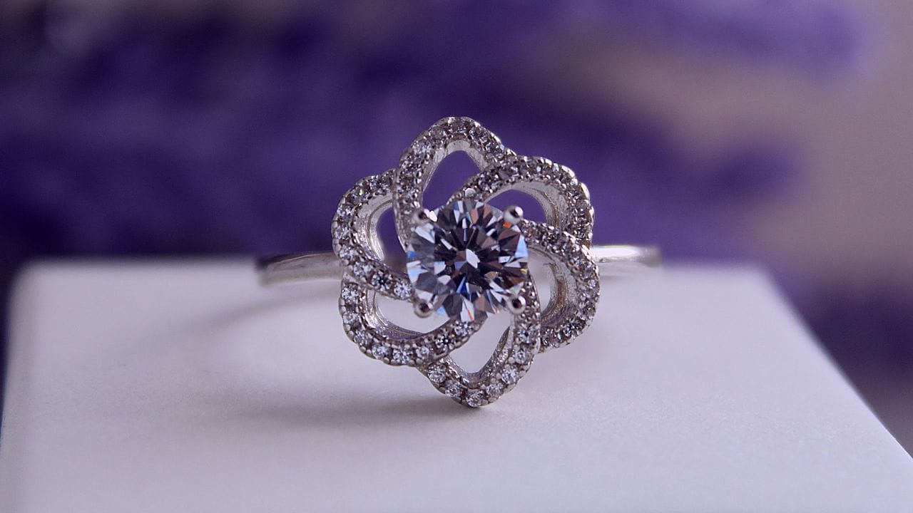 কেৱল সোণেই নহয়, ৰূপৰ মূল্যয়ো আজি সাধাৰণ গ্ৰাহকক যথেষ্ট চিন্তিত কৰি তুলিছে। বজাৰত আজি প্ৰতি গ্ৰাম ৰূপৰ মূল্য ১০ টকাকৈ বৃদ্ধি পাইছে। এই দৰ বৃদ্ধিৰ ফলত বৰ্তমান এক কিলোগ্ৰাম ৰূপৰ মূল্য প্ৰায় ৩,০৫,০০০ টকা হৈছেগৈ।