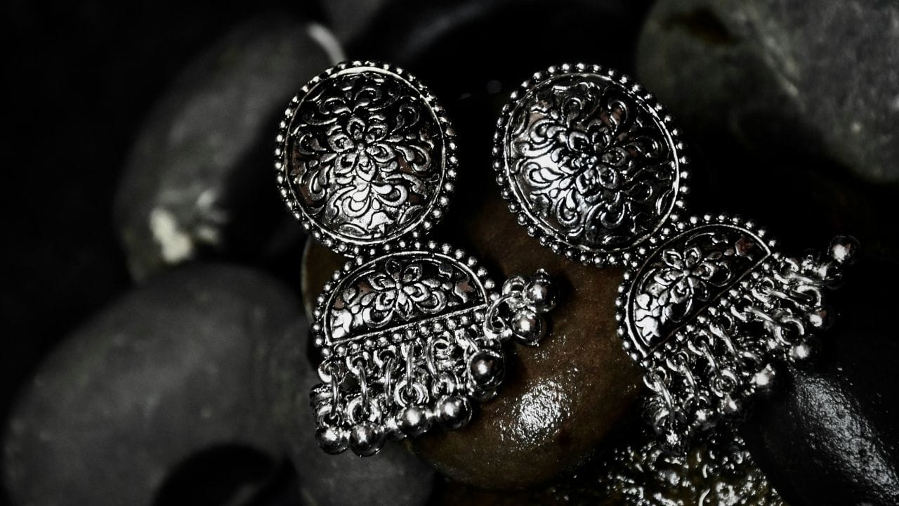 অৱশ্যে দীৰ্ঘদিনৰ মূৰকত আজি সামান্য হ্ৰাস পাইছে ৰূপৰ দৰ। বজাৰত আজি প্ৰতি গ্ৰাম ৰূপৰ মূল্য ৫ টকাকৈ হ্ৰাস পাইছে আৰু এইদৰে বৰ্তমান এক কিলোগ্ৰাম ৰূপৰ মূল্য ৩,৩৫,০০০ হৈছে।