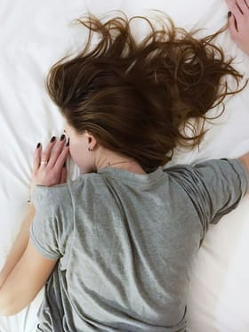 আজিয়েই এৰক পুৱা দেৰিলৈকে শোৱাৰ অভ্যাস, অন্যথা নিজে মাতি আনিব এই ৫টা বিপদ