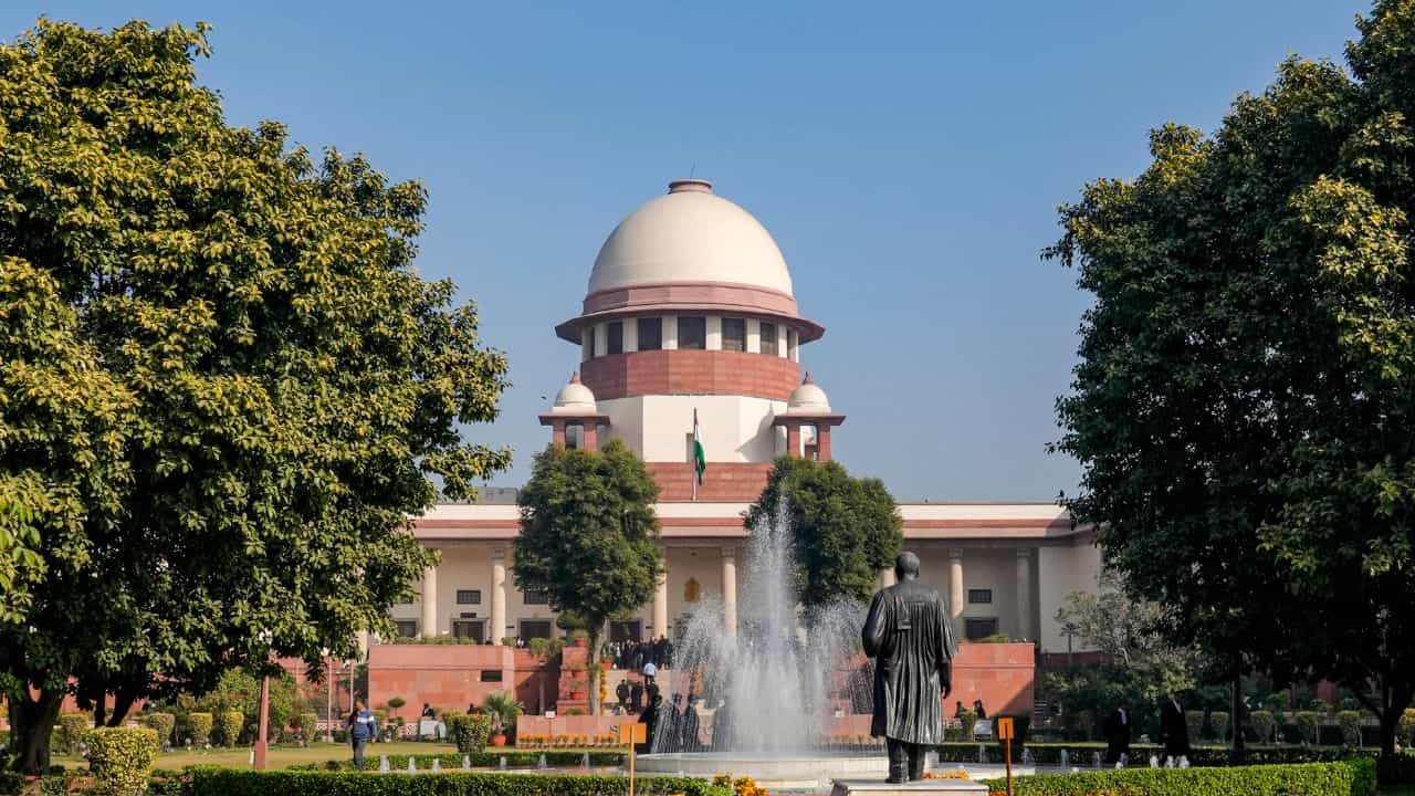 Supreme Court: দুৰ্নীতি প্ৰতিৰোধ আইনৰ ১৭-ক ধাৰা সন্দৰ্ভত কিয় বিভক্ত উচ্চতম ন্যায়ালয়ৰ ৰায়? দুৰ্নীতিৰ বিৰুদ্ধে যুঁজখন দুৰ্বল কৰি তুলিব নেকি?