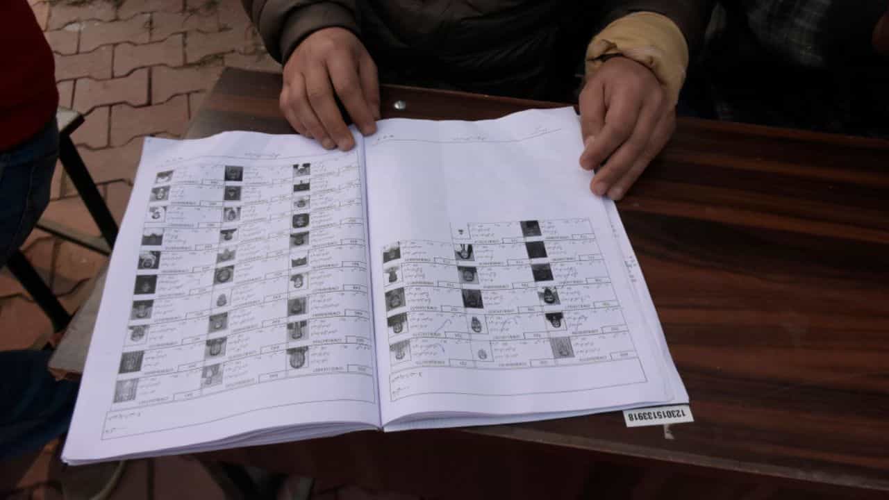 নিশা সম-জিলা কাৰ্যালয়ত বিজেপি কৰ্মী ! সঁচাকৈ ফৰ্ম ৭ৰ অপব্যৱহাৰ হৈছে নেকি ? আৰক্ষীত এজাহাৰ কংগ্ৰেছ কৰ্মীৰ