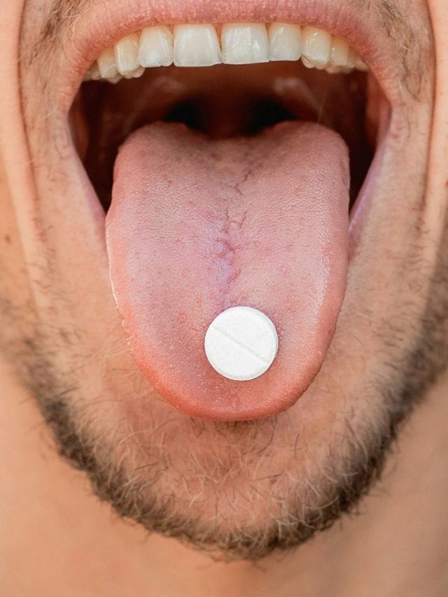 জিভাৰ ৰঙে দিব আপোনাৰ দেহত নীৰৱে বাঢ়ি অহা সমস্যাৰ সংকেত! জানিলে হ’ব পাৰিব সাৱধান