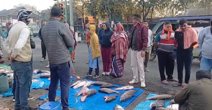 ভোগালী বিহুত ৰাজহুৱাকৈ মাছধৰাও অসমীয়া ৰাইজৰ এক পৰম্পৰা। উৰুকাৰ পুৱাই সকলোৱে ওলাই গৈ নৈ-জলশয় আদিত বিভিন্ন ধৰণৰ হাঁহি-ধেমালি কৰি যিয়ে যেনেকৈ পাৰে মাছ ধৰে। বিভিন্ন স্থানত গাঁৱৰ ৰাইজে তেনেকৈ ভোজভাত খায়।