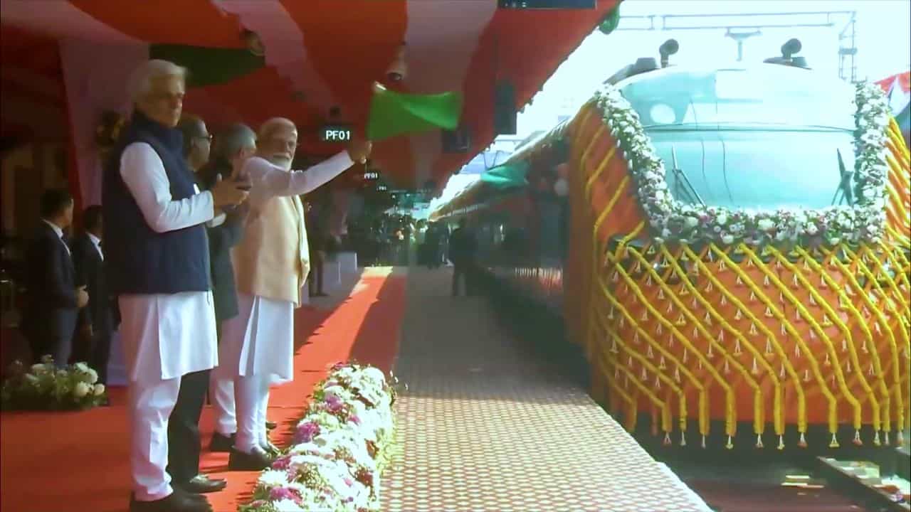 দীঘলীয়া উকি মাৰি যাত্ৰাৰম্ভ কৰিলে দেশৰ প্ৰথমখন বন্দে ভাৰত শ্লীপাৰে, পতাকা দাঙি সেউজ সংকেত প্ৰধানমন্ত্ৰীৰ