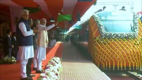 দীঘলীয়া উকি মাৰি যাত্ৰাৰম্ভ কৰিলে দেশৰ প্ৰথমখন বন্দে ভাৰত শ্লীপাৰে, পতাকা দাঙি সেউজ সংকেত প্ৰধানমন্ত্ৰীৰ...