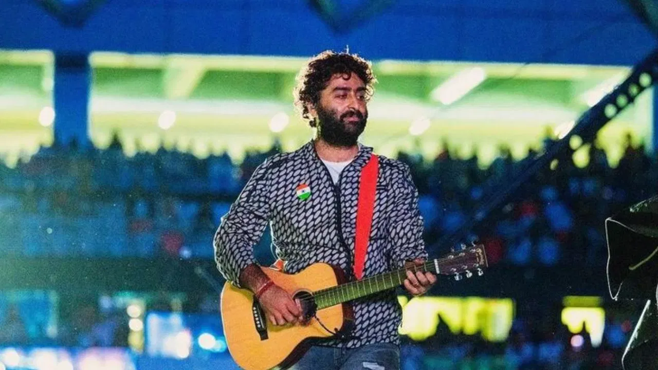 সংবাদ মাধ্যমৰ বাতৰি অনুসৰি অৰিজিত সিঙে এখন ছবিৰ বাবে গীত গোৱাৰ বাবে প্ৰায় ৮ৰ পৰা ১০ লাখ টকা লয়। একাংশ সংবাদ মাধ্যমত তেওঁৰ মাচুল প্ৰতিটো গীতত ১০ লাখ টকাৰ ওপৰত বুলি অনুমান কৰা হৈছে। এইচ টি মিউজিকৰ এক সাক্ষাৎকাৰত সংগীত সুৰকাৰ মন্টি শৰ্মাই উল্লেখ কৰে যে অৰিজিত সিঙে এটা পৰিবেশনৰ বাবে ২ কোটি টকা লয়।