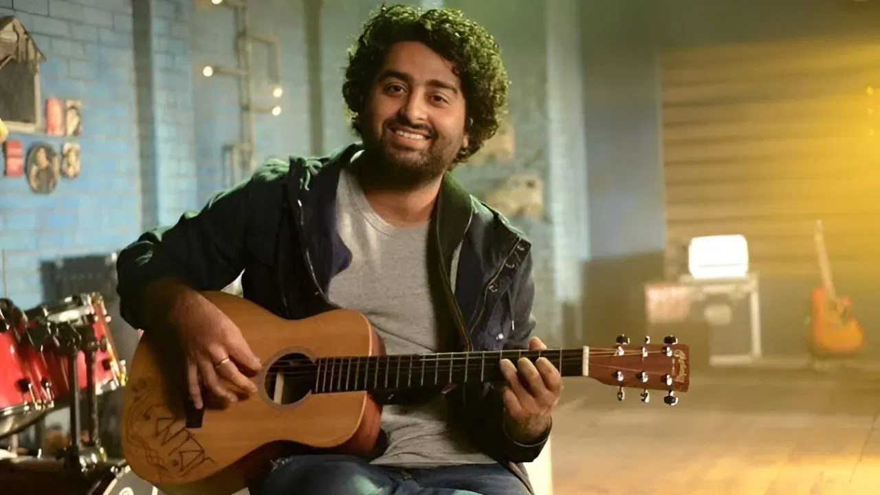 ইয়াৰ উপৰিও অৰিজিত সিঙে লাইভ শ্ব’ আৰু কনচাৰ্টৰ বাবে যথেষ্ট মাচুল লয়। তেওঁৰ বাৰ্ষিক আয় ৭০ কোটি টকা (প্ৰায় ১.৭ বিলিয়ন ডলাৰ) বুলি অনুমান কৰা হৈছে। য’ত ব্ৰেণ্ড এণ্ডাৰছমেণ্ট আৰু তেওঁৰ বৃহৎ অনুৰাগীৰ সংখ্যাও অন্তৰ্ভুক্ত। কোৱা হয় যে অৰিজিত সিঙে দুঘণ্টাৰ লাইভ প্ৰদৰ্শনৰ বাবে প্ৰায় ১৪ কোটি টকা (প্ৰায় ১.৪ বিলিয়ন ডলাৰ) লয়।