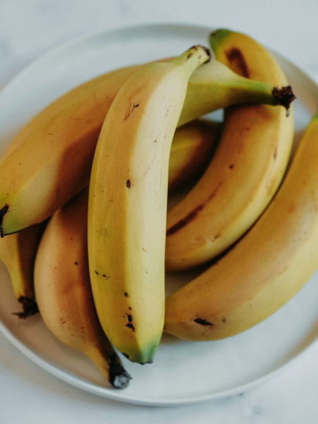 শীতকালত কল খোৱা মানেই সমস্যা ভয়াৱহ! এইসকল লোকে সম্বৰণ কৰক কলৰ লোভ