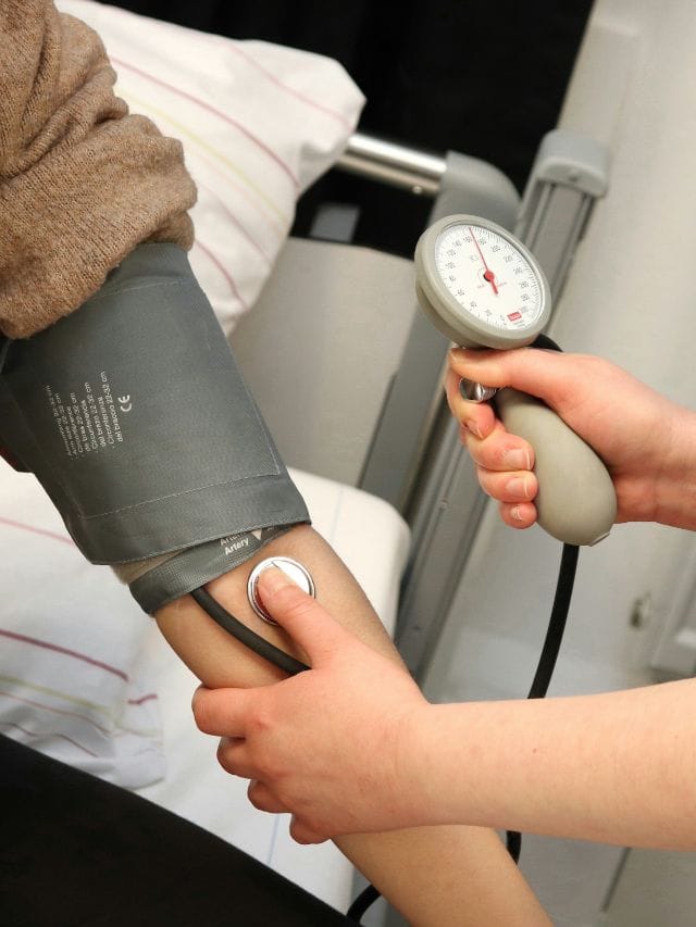 শীতকালত নিয়মিত খাওক এনে খাদ্যবস্তু; নাথাকে ৰক্তচাপ বৃদ্ধিৰ ভয়, থাকিব নিয়ন্ত্ৰণত