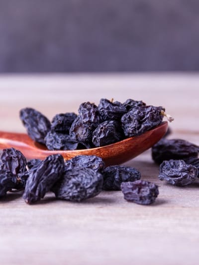 এচিডিটিৰ পৰা উপশম পাব পাৰি,  প্ৰতিদিনে ৰাতিপুৱা ক’লা কিচমিচ খালে আৰু কি কি লাভ হয়?