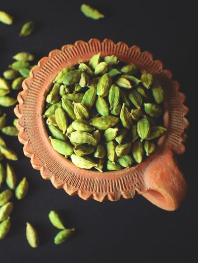 বাঢ়িব পাৰে এই স্বাস্থ্যজনিত সমস্যা, কোনসকল লোকে ইলাচী খাব নালাগে ?