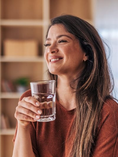 ৰাতিপুৱা খালী পেটত পানী খালে কি হয়? দূৰ হ’ব এই ৫ টা সমস্যা