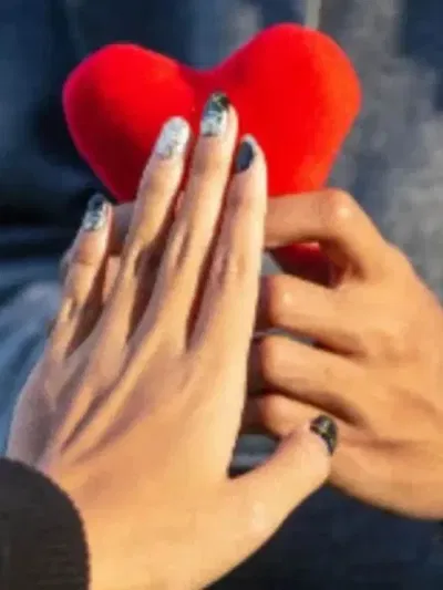 যুৱকসকলে কিয় প্ৰেমত পৰে বয়সীয়াল নাৰীৰ, আঁৰৰ কাৰণ কি?