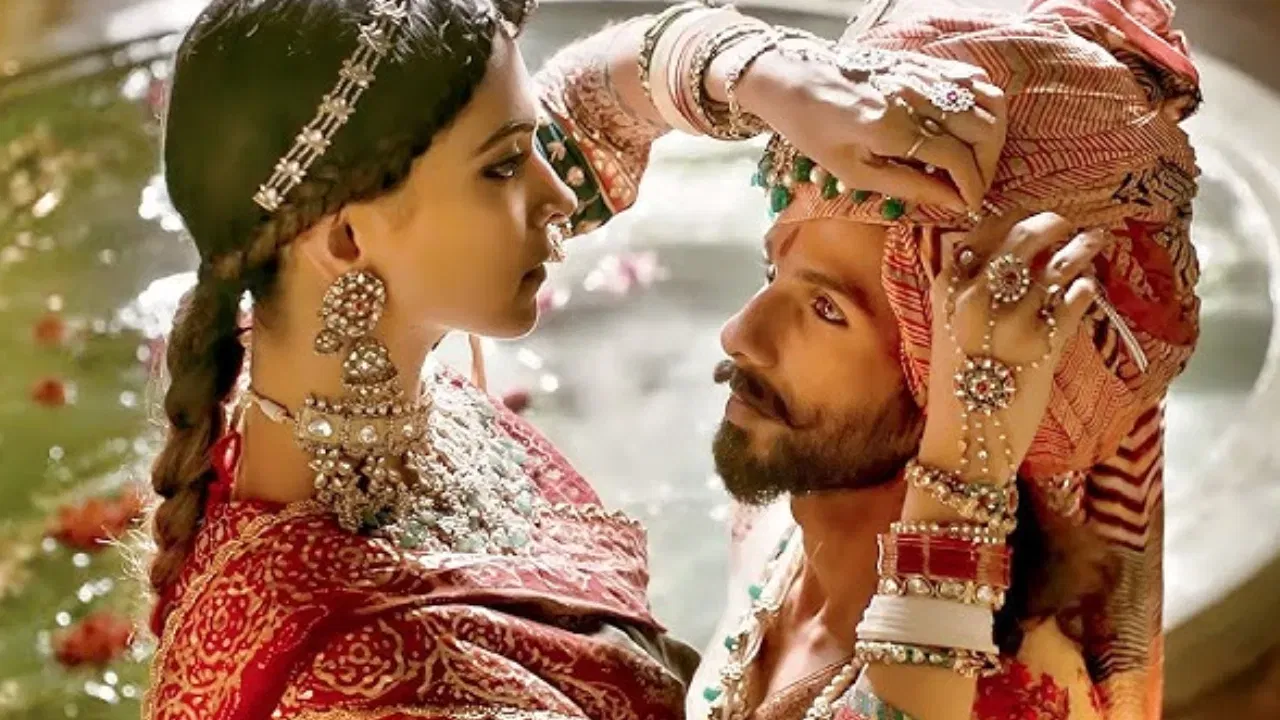 তালিকাৰ তৃতীয় স্থানত আছে "পদ্মাৱত" য'ত ৰণবীৰ সিং আৰু শ্বাহিদ কাপুৰেও অভিনয় কৰিছিল। ২০১৮ চনত এই ছবিখনে ভাৰতত ৩০২ কোটি আৰু বিশ্বজুৰি ৫৮৫ কোটি টকা উপাৰ্জন কৰিছিল।