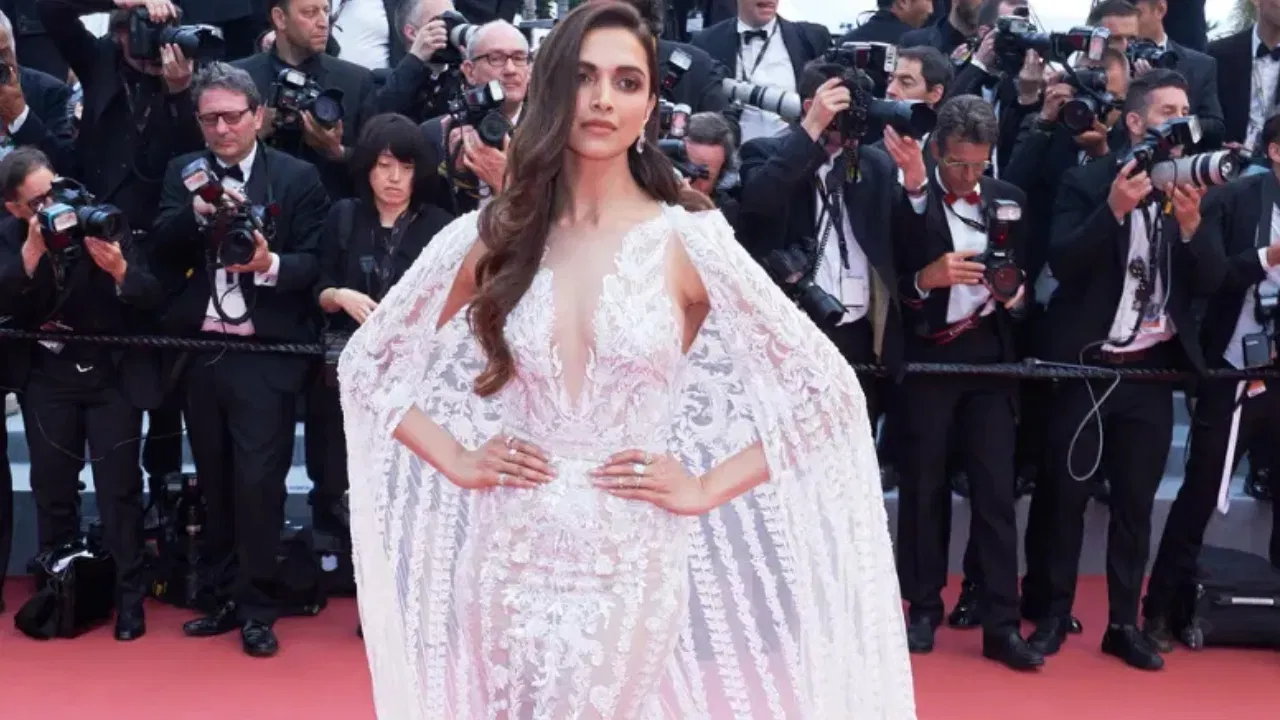 ১৯৮৬ চনৰ ৫ জানুৱাৰীত ডেনমাৰ্কত জন্মগ্ৰহণ কৰা দীপিকা পাডুকন এসময়ত ৰাষ্ট্ৰীয় পৰ্যায়ৰ বেডমিণ্টন খেলুৱৈ আছিল। পিছলৈ তেওঁ মডেলিং কেৰিয়াৰ আৰম্ভ কৰে আৰু কানাড়া চিনেমাত অভিনয়ত আত্মপ্ৰকাশ কৰে। ইয়াৰ পিছত বলীউডত প্ৰৱেশ কৰি প্ৰথমখন হিন্দী ছবি "ওম শান্তি ওম"ৰ জৰিয়তে চেন্সেশন হৈ পৰে। গোটেই কেৰিয়াৰত ককটেল, চেন্নাই এক্সপ্ৰেছ, ফাইটাৰ, পাঠান, পদ্মাৱত, বাজিৰাও মস্তানীকে ধৰি বহুতো অসাধাৰণ ছবি আগবঢ়াইছে। আজি তেওঁৰ জন্মদিন উপলক্ষে আমি সৰ্বাধিক উপাৰ্জন কৰা ছখন ছবিৰ বিষয়ে জানো আহক।