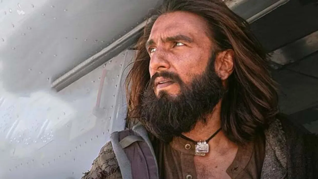 মেকাৰসকলে এতিয়াও OTT মুক্তিৰ তাৰিখ ঘোষণা কৰা নাই যদিও OTT Playৰ এক প্ৰতিবেদন অনুসৰি ৩০ জানুৱাৰীৰ পৰা নেটফ্লিক্সত প্ৰচাৰ হ'ব "ধুৰন্ধৰ"। অৰ্থাৎ ছবিখন থিয়েটাৰত মুক্তি পোৱাৰ ৫৬ দিনৰ পিছত OTT প্লেটফৰ্মত উপস্থিত হ'ব।