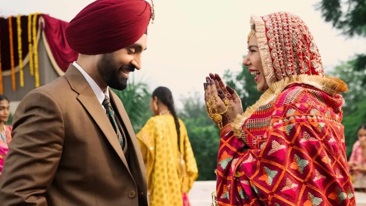 Border 2: ছানী দেউলৰ বহু প্ৰত্যাশিত ছবি "বৰ্ডাৰ ২"ক লৈ যথেষ্ট হুলস্থুল। ২০২৬ চনৰ ২৩ জানুৱাৰীত মুক্তি পাবলগীয়া ছবিখনৰ টিজাৰ ইতিমধ্যে মুক্তি পোৱাৰ লগতে ছবিখনৰ প্ৰথমটো গীত "ঘৰ কব আওগে" সমাদৰ লাভ কৰে। এতিয়া এটা নতুন গীতে চাঞ্চল্যৰ সৃষ্টি কৰিছে। দ্বিতীয়টো গীত "ইছক দা চেহৰা"ত দিলজিৎ দোসাঞ্জ আৰু সোণম বাজৱাৰ মাজৰ কেমেস্ট্ৰী দেখুওৱা হৈছে। এই দম্পতীয়ে ছবিখনত পঞ্জাৱ ৰাজ্যৰ এক অনন্য স্থান স্পৰ্শ কৰিছে। আজি জানি লওক কোন বেছি ধনী?