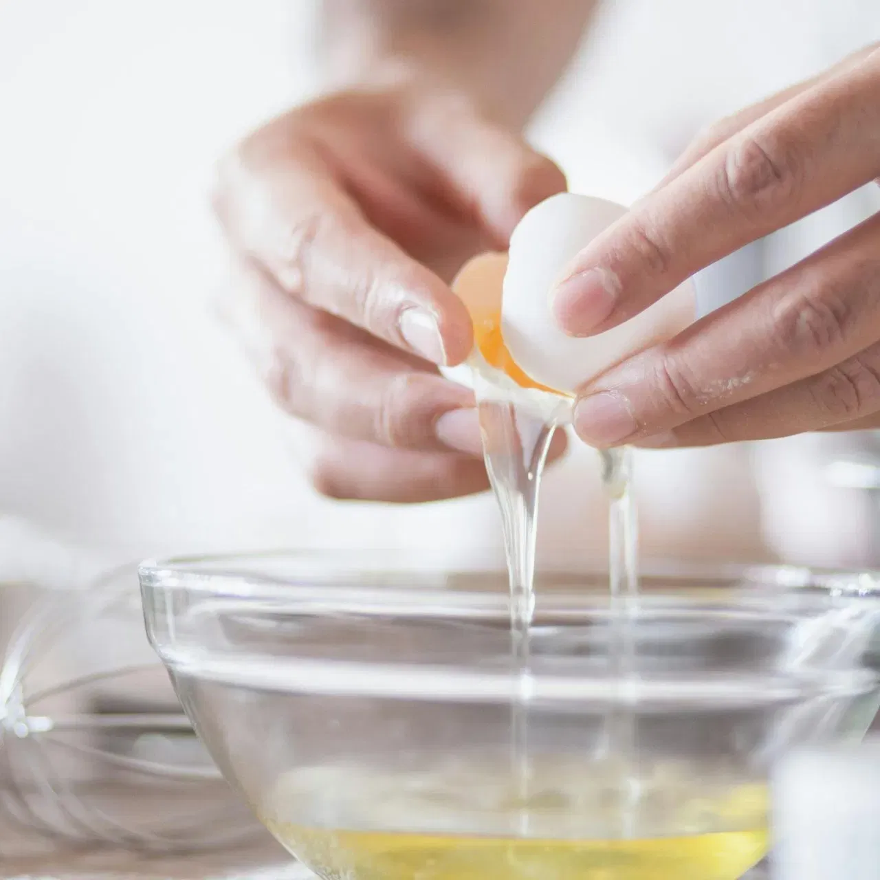 কণীটো ভাঙি কুহুম আৰু বগা অংশ পৰীক্ষা কৰিও চাব পাৰে। বগাটো ডাঠ নহ’লে খোৱাৰ পৰা বিৰত থাকিব লাগে। যদি কণীৰ কুহুমত সেউজীয়া, নীলা বা ক’লা দাগ থাকে তেন্তে ই বেক্টেৰিয়াৰ সংক্ৰমণৰ লক্ষণ হ’ব পাৰে।