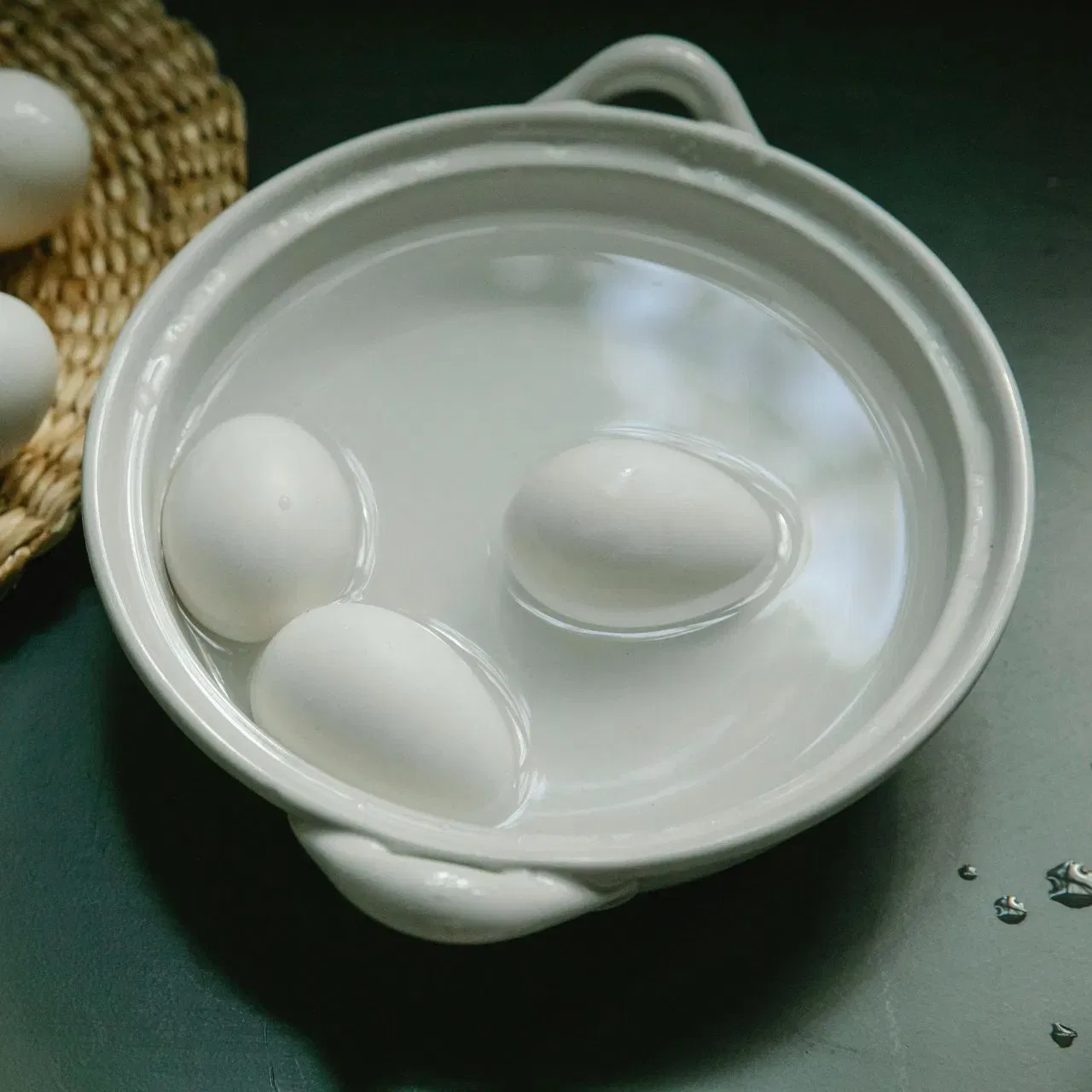 এটা পাত্ৰত ঠাণ্ডা পানী লৈ তাত কেঁচা কণী এটা দিব। কণীটো তললৈ ডুব গ’লে সতেজ, কিন্তু ভাঁহি থাকিলে নষ্ট হোৱাৰ সম্ভাৱনা থাকে।