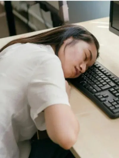 দুপৰীয়া ভাত খোৱাৰ পিছত টোপনি কিয় লাগে? কাৰণ জানক…