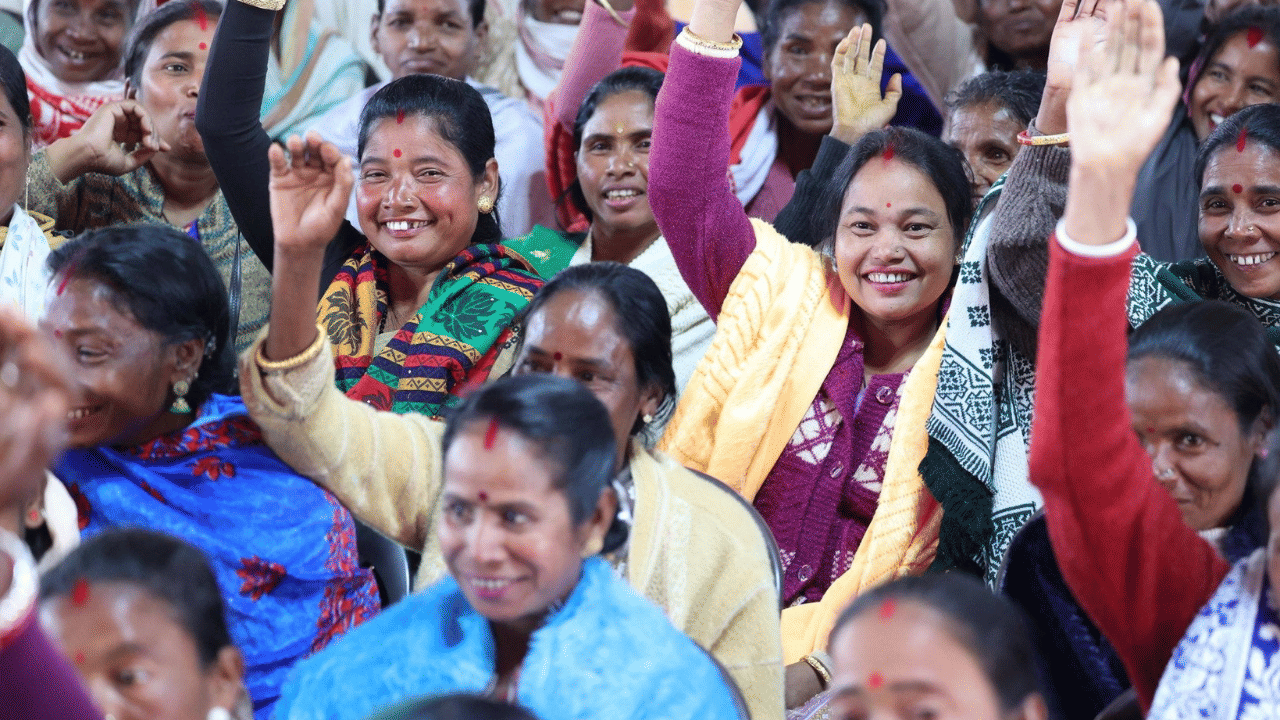 জানিব পৰা মতে, 'মুখ্যমন্ত্ৰীৰ এটি কলি, দুটি পাত আঁচনি'ৰ অধীনত ৰাজ্যৰ চাহ বাগিচাসমূহৰ ৬ লাখৰো অধিক শ্রমিক আৰু কৰ্মচাৰী উপকৃত হ'ব। এই কৰ্মচাৰীসকলে ৫,০০০ টকাকৈ এককালীন সাহাৰ্য লাভ কৰিব। ইয়াৰ বাবে চৰকাৰৰ ব্যয় হ'ব প্ৰায় ৩০০ ৰো অধিক কোটি টকা।